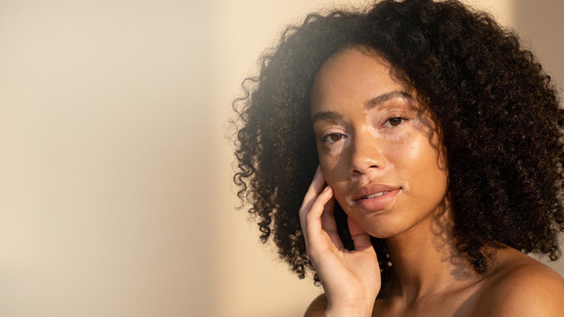 Pessoa usando seu skincare personalizado